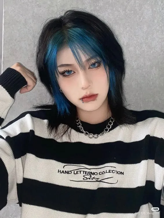 ทรงผม Wolf Cut ย้อมสีฟ้า